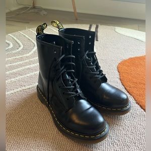 US Size 7 Dr. Martens 1460 W
SKU 118955 Smooth Leather